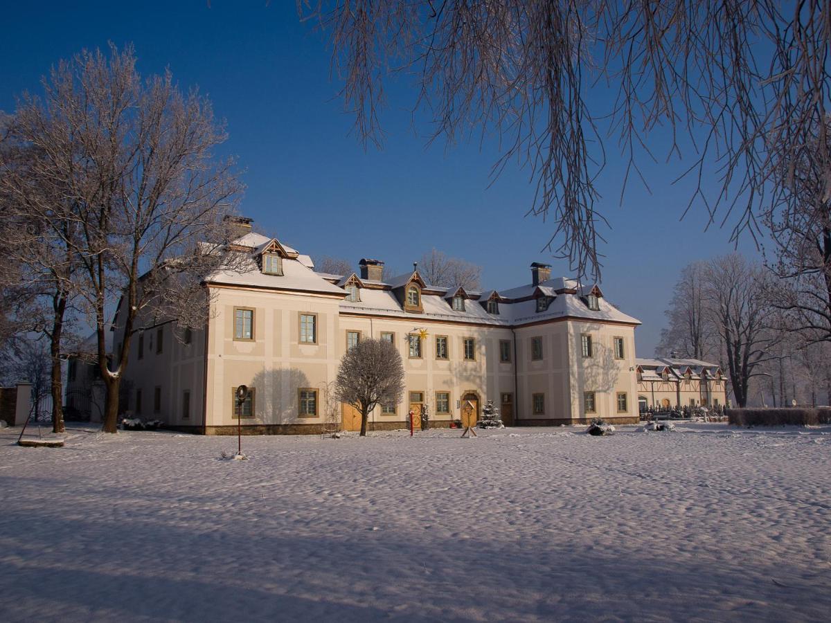 Pałac Pakoszów Jelenia Góra Exterior foto The manor house of the former estate of the Order of St John