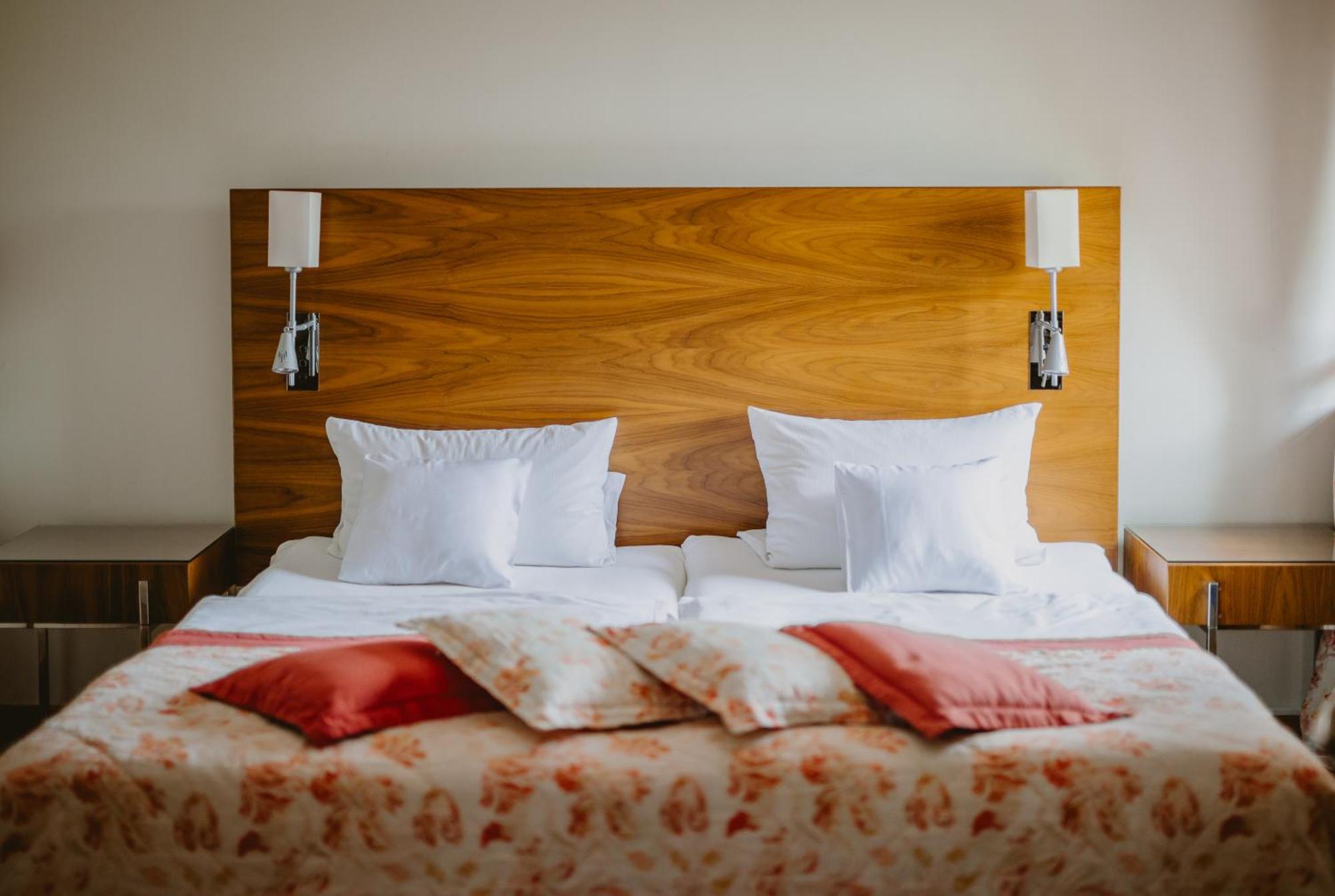 Pałac Pakoszów Jelenia Góra Exterior foto A bed with pillows