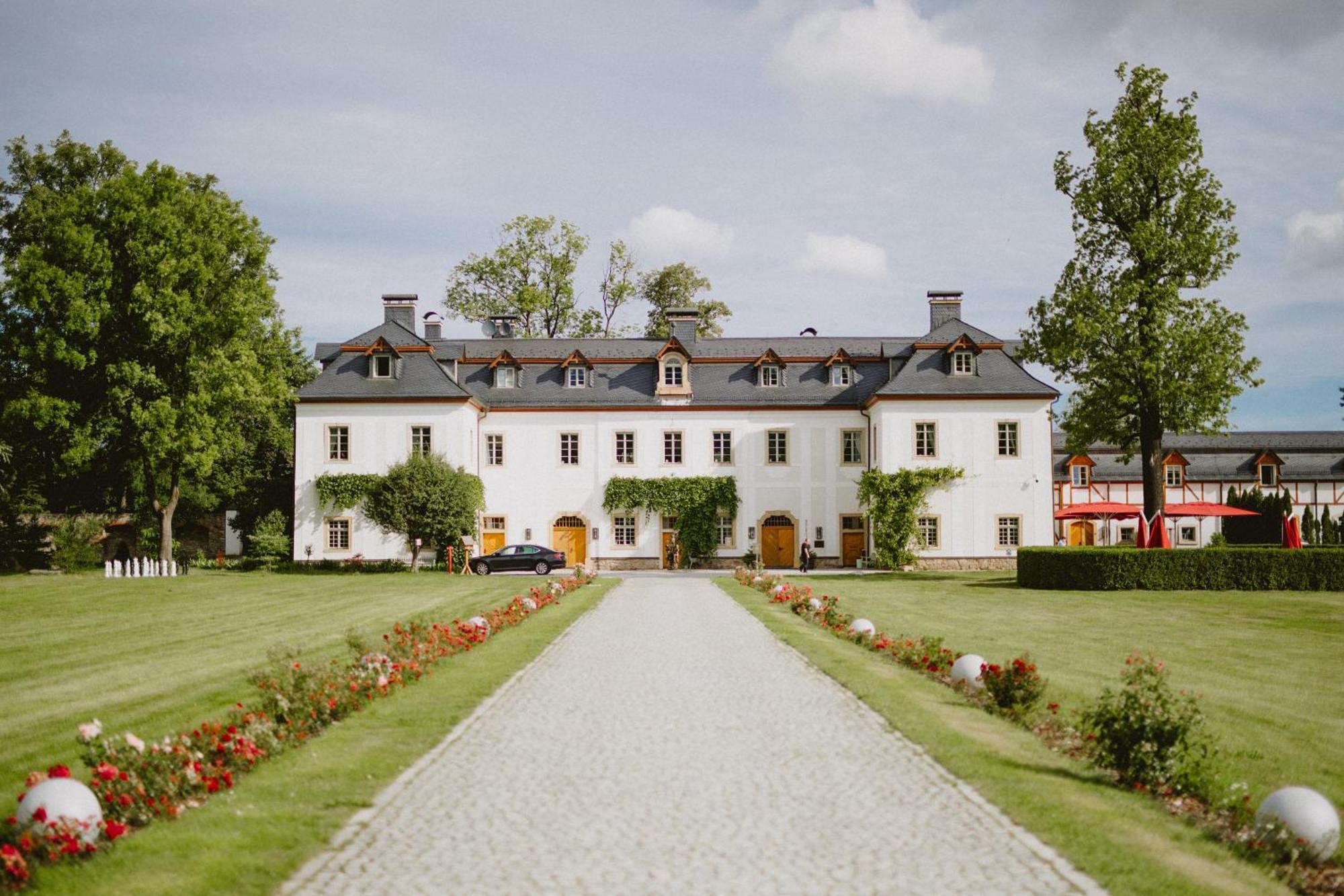 Pałac Pakoszów Jelenia Góra Exterior foto The main building of the former abbey