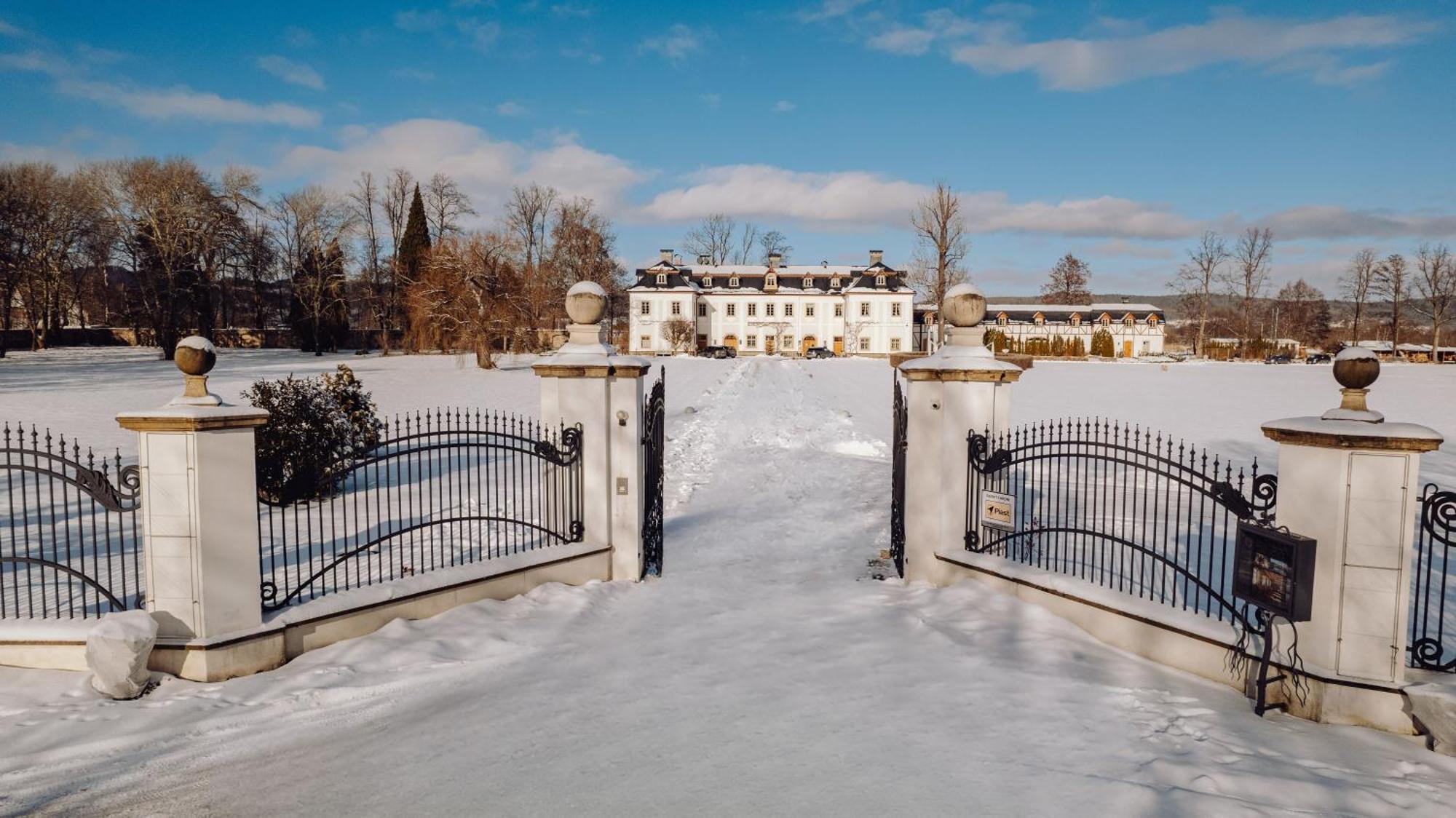 Pałac Pakoszów Jelenia Góra Exterior foto The main entrance to the estate